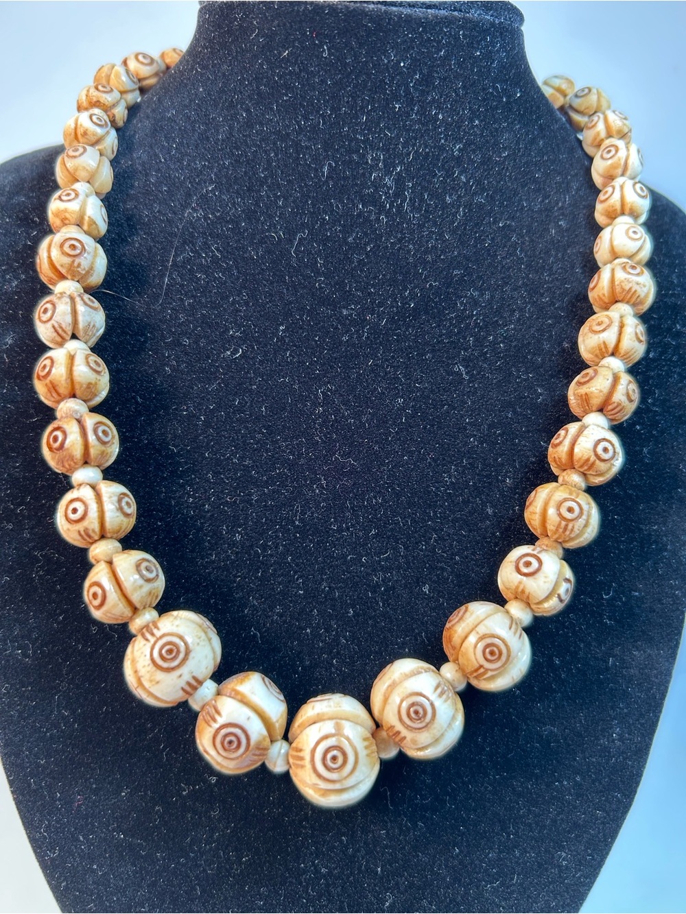 Handcrafted Beige Swirl Carved Bovine Graduated Bead Necklace Vintage 18”